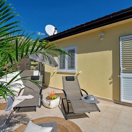 Luxury Villa Lelu With Heated Saltwater Pool, Parking, High Speed Internet, Bbq, Zrnovnica Экстерьер фото